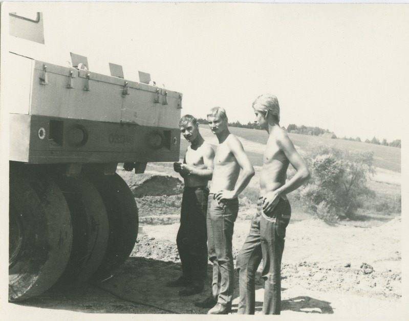 EÜE Tuulas ringteede ehitusel, keskel Peep Sürje, 1980.-ndate a. algus