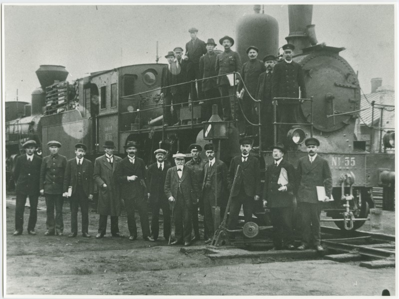 EV Raudteevalitsuse töötajad, grupipilt, esireas vasakult kolmas on Erich Sari (Schults); E.S. töötas EV Raudteevalitsuses 1920.-1923.a. ja 1933.-1940.a.
