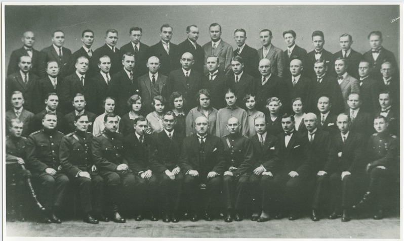EV Kaitseministeeriumi Arsenali töötajad, grupipilt, esireas vasakult viies on Erich Sari (Schults); E.S. töötas Arsenalis 1924.-1932.a., mittekoosseisulisena 1932.-1936.a.