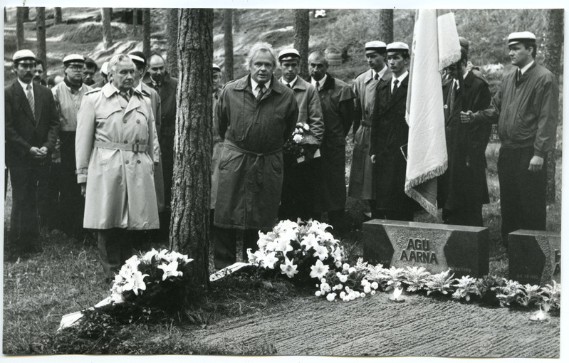 Agu Aarna 80.sünniaastapäeva tähistamine, pärgadepanek Metsakalmistul, kõneleb polümeeride tehnoloogia õppetooli vanemteadur Peep Christjanson, 11.okt. 1995.a.