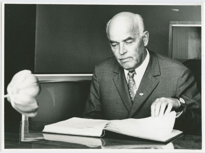 TPI rektor Agu Aarna oma töölaua taga, 1970. aastad