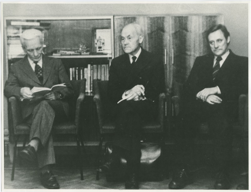 Akadeemikud A. Humal, L. Jürgenson ja B. Tamm Eesti NSV TA Füüsika-, Matemaatika ja Tehnikateaduste Osakonna üldkogu koosolekul Kohtu 6 (presidendi kabinetis), 1976.a.