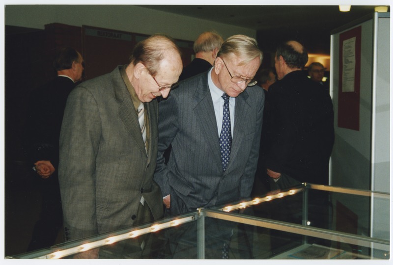 Näituse "Leo Jürgenson 100" avamine, dotsent Uusi Raukas (vasakul) ja prof. Ilmar Pihlak näitusega tutvumas, 18.jaan. 2001.a.