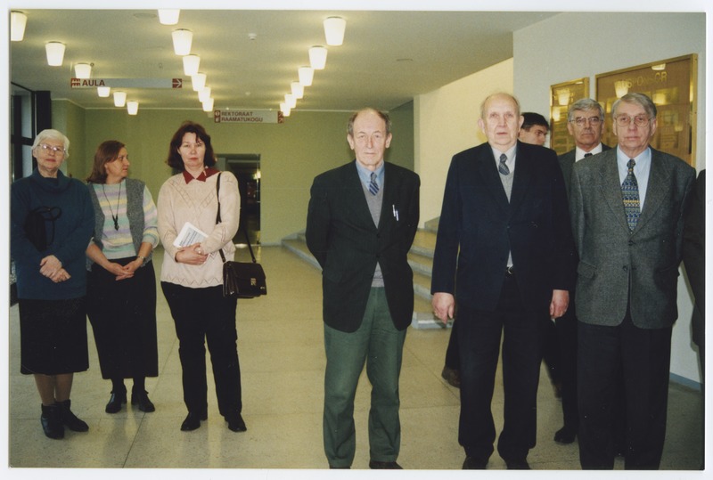 Näituse "Leo Jürgenson 100" avamine,seisavad (vasakult) Helje Riives, Maie Pihlakas, Milvi Vahtra, Valdo Jaanisoo, Valdek Kulbach ja Lennart Sasi,  18.jaan. 2001.a.