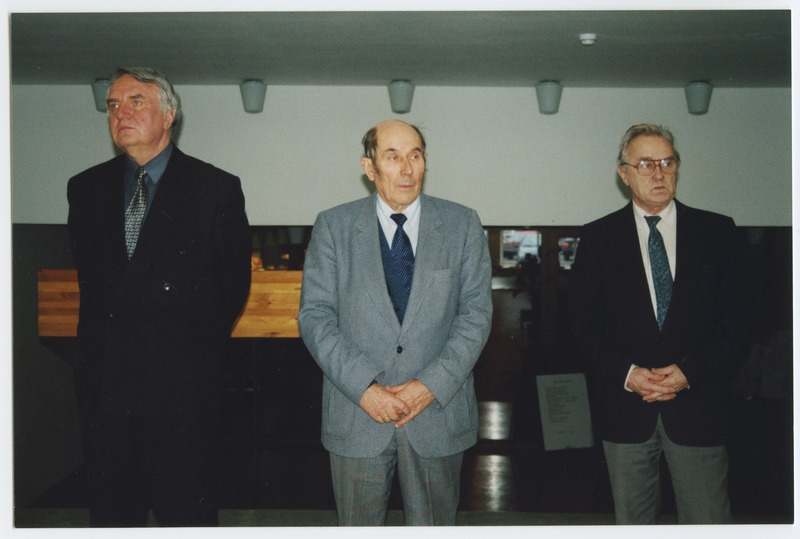 Näituse "Leo Jürgenson 100" avamine, seisavad (vasakult) Rein Küttner, Karl Õiger, 18.jaan. 2001.a.