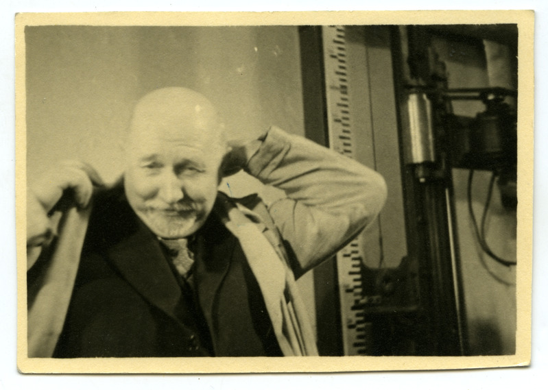 Prof. Ottomar Maddison töökitlit selga panemas, filmist "Kuidas töötab akadeemik O. Maddison" 1946.a.