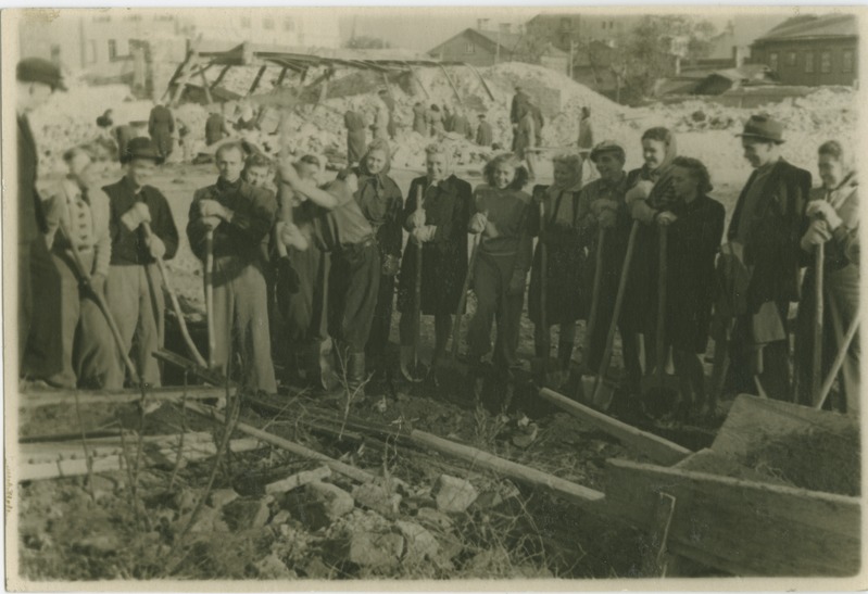 TPI keemiateaduskonna üliõpilased Tallinna taastamistöödel, 1947.a.