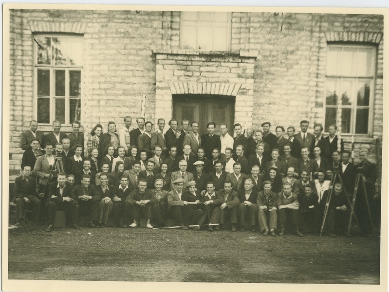TPI ehitusteaduskonna üliõpilased geodeesia praktikumis, grupipilt, 1946.a.