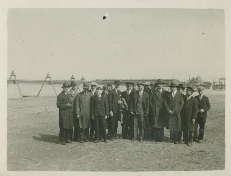 Ekskursioon Tallinna elektrijaama, grupipilt õues, 1930.a.