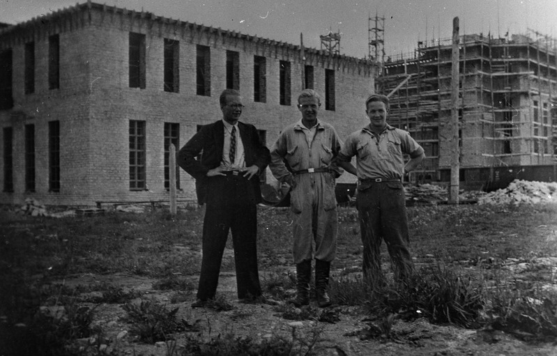 Kehra tselluloosi ja paberivabriku ehitamisel  1937.a., seisavad TTÜ üliõpilased A. Ritso ja K. Ollik