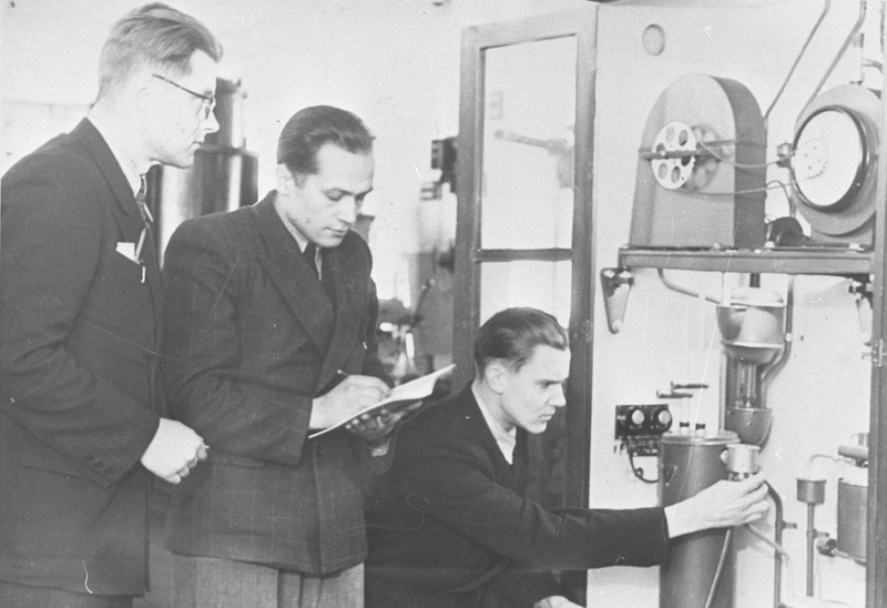 Dotsent Ilmar Öpik ja üliõpilased V. Sinivee ja U. Soodla junkersi gaasi kalorimeetril gaasi kütteväärtust määramas, 1953.a.