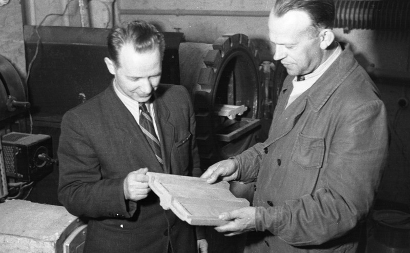TPI Teadusliku uurimistöö sektori teaduslik töötaja Raimond Otsman ja tehnikakandidaat Verner Kikas kontrollimas uut tüüpi katusekivide kvaliteeti, 1959.a.