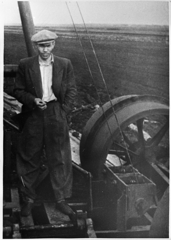 Eugen Soonvald katsetamas freesturba kogujat FTK-1 Tootsi turbarabas, 1949.a.