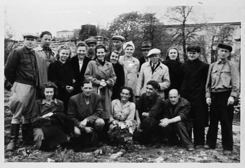 TPI õppejõud ja teenistujad kolhoosis kartuleid võtmas, 1950. aastad