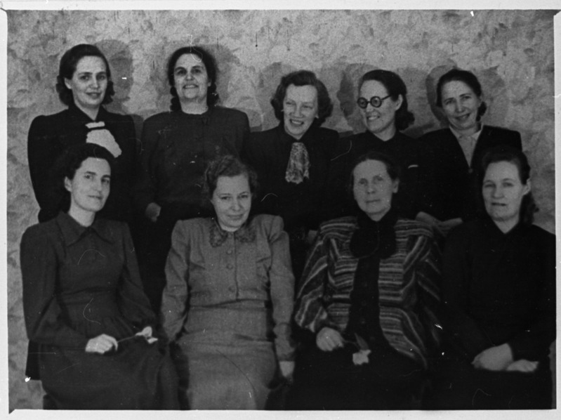 TPI võõrkeelte kateedri õppejõud ja teenistujad (esimeses reas vasakul Oserova), 1950. aastad