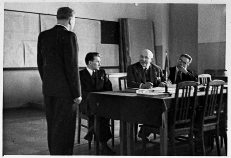 TPI ehitusmehaanika teaduskonna diplomand Tarmo Randvee eksamikomisjoni ees, 1941.a.