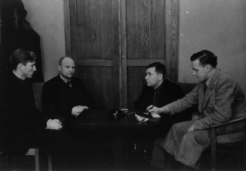 Eksam marksismi-leninismi kabinetis, eksamineerimas assistent I. Volmer, õppejõud A. Raud ja A. Sipsakas, 1941.a.