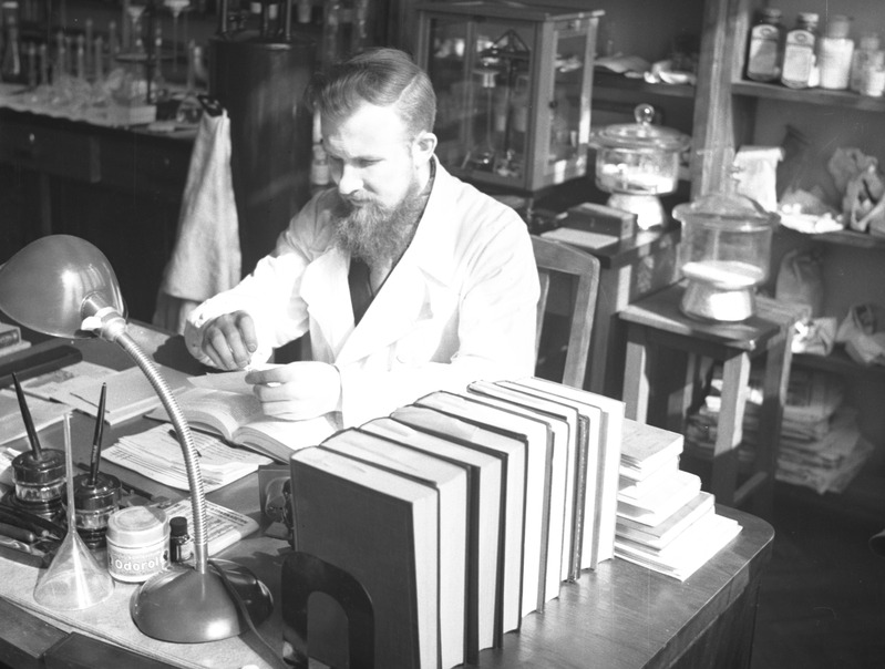 Tallinna Tehnikaülikooli keemiateaduskonna assistent Andres Väärismaa töölaua taga, 1938.-1939.a.