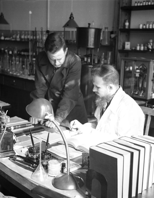 Tallinna Tehnikaülikooli keemiateaduskonna aassistent Andres Väärismaa kolleegiga töölaua taga, 1938.-1939.a.