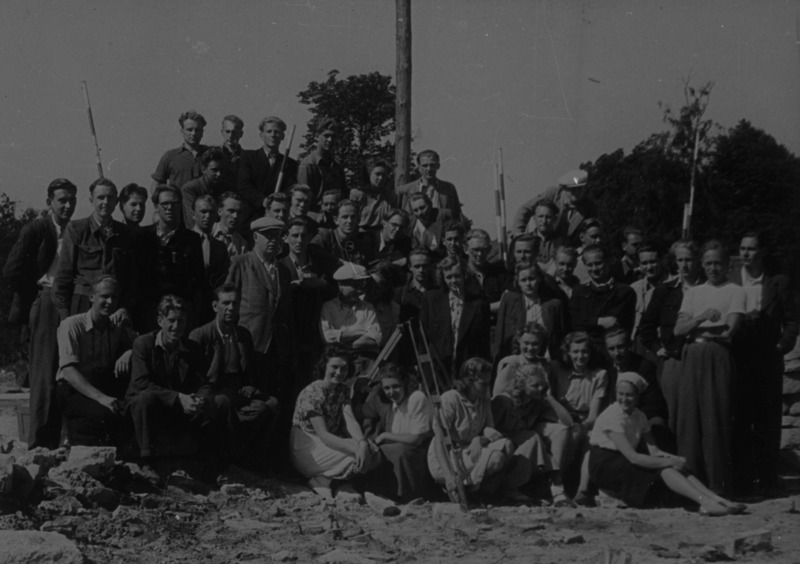 Grupp TPI üliõpilasi geodeesia praktikal, 1950. aastad