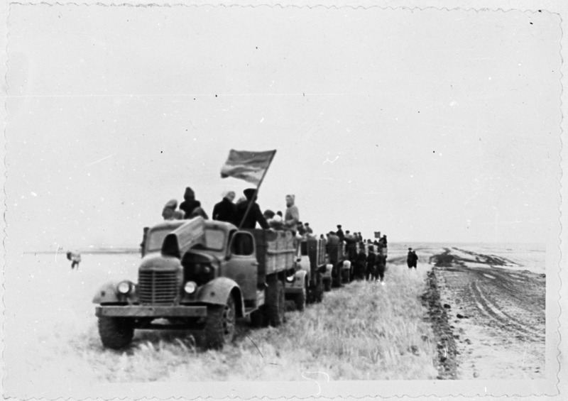 Grupp TPI ehitusteaduskonna üliõpilasi punavooris teel uudismaale  "Zaretsnõi" sovhoosi, 1956.a.