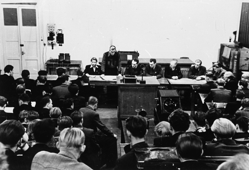 TPI ÜTÜ konverents, presiidiumi laua taga U.Nigul, H.Sillamaa, E.Tarkpea, G.Oserov,dots. R. Ambros, vanemõpetajad H.Otloot ja P.Plakk, 1951.a.