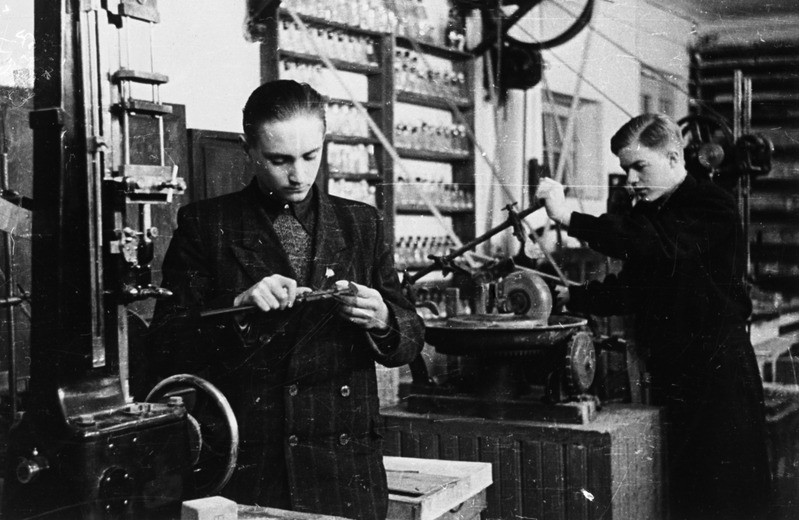 ÜTÜ liikmed E. Paalman ja E. Teedla teevad ehitusmaterjalide laboris uurimistööd, 1953.a.