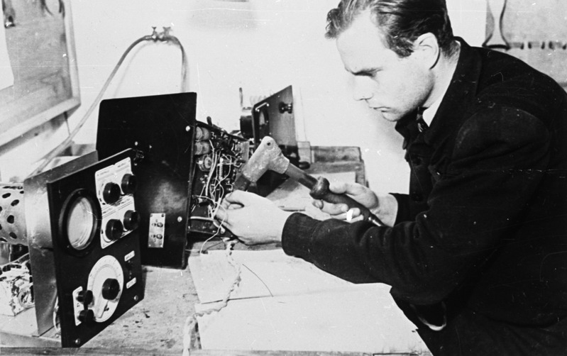 ÜTÜ Nõukogu esimees mehaanikateaduskonna üliõpilane Olaf Terno dielektriku kaonurga tangensi määramiseks aparatuuri monteerimas, 1951.a.