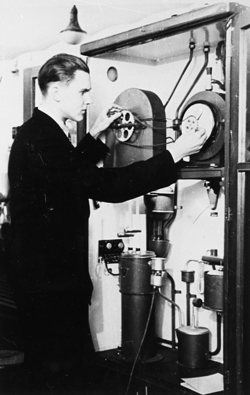 ÜTÜ liige U. Soodla junkersi gaasi kalorimeetril gaasi kütteväärtust määramas, 1953.a.