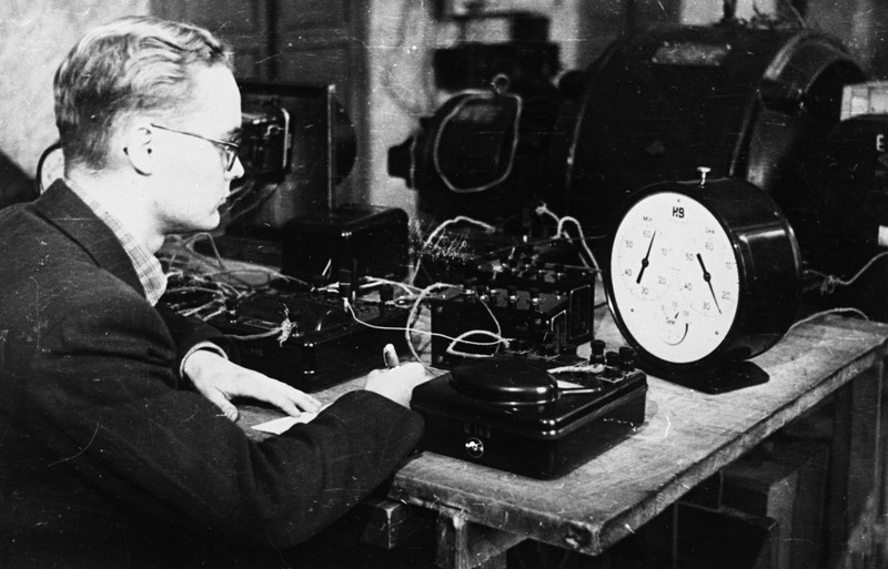 TPI mehaanikateaduskonna üliõpilane U. Tergem praktilisi töid teostamas, 1950. aastad.