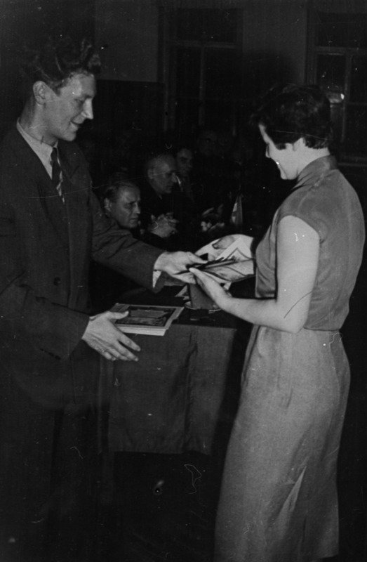 TPI komsomolikomitee sekretär Elmar Keskküla annab eesrindlikule üliõpilasele kätte aukirja, 1959.a.