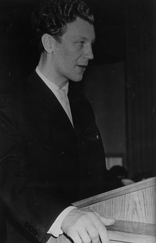 TPI komsomolikomitee sekretär Elmar Keskküla konverentsil aruannet esitamas, 1959.-1960.a.