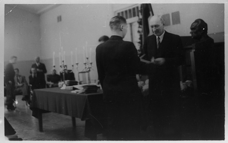 Matriklite kätteandmine Tallinna Tehnikaülikoolis, rektor Paul Kogerman annab matrikli üliõpilasele G. Saarele, 1937.a.
