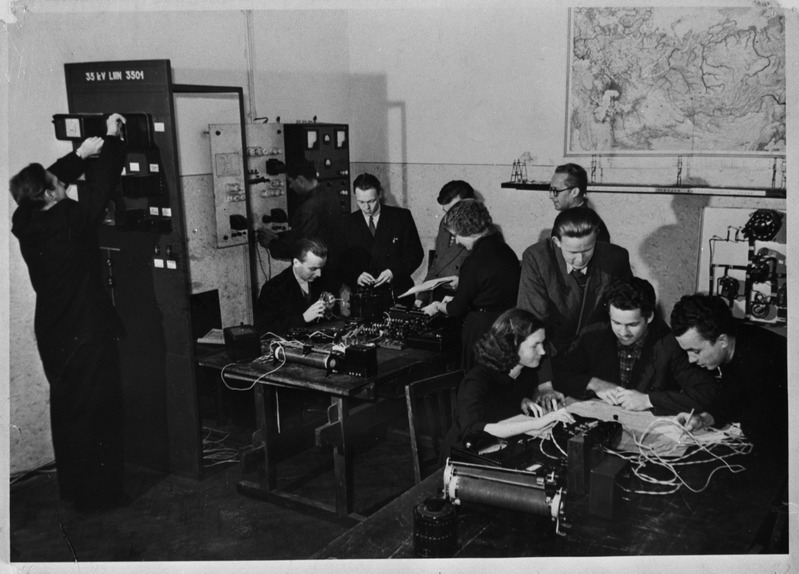 TPI elektrijaamade-, võrkude ja süsteemide IV kursuse üliõpilased, neid juhendab dotsent H. Esop (prillidega), 1957.a.