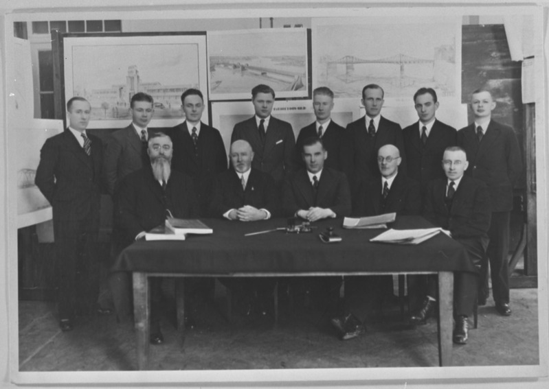 Tallinna Tehnikumi lõpetajad koos õppejõududega, 1.reas vasakult arh. A. Perna, prof. O. Maddison, dir. E. Nurmiste, ins. E. Leppik, ins. A. Vellner; 2.reas lõpetajad: 1) Kudevita, 5) R. Kaar, 8) Saveljev, 1936.a. (viimased lõpetajad)