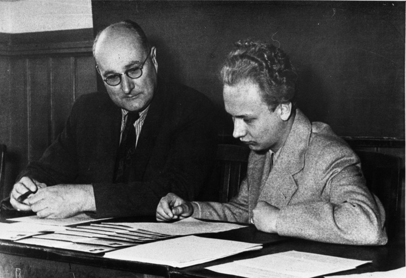 TPI energeetikateaduskonna üliõpilane Peedu Toomla eksamil, eksamineerib matemaatika kateedri dotsent A. Särev, 1950. aastate lõpp