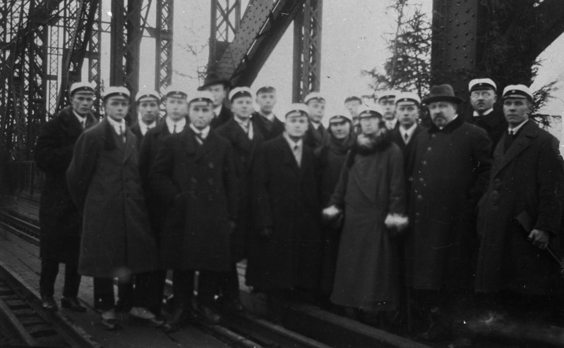 Grupp Tallinna Tehnikumi üliõpilasi koos prof. O. Maddisoni ja tema abikaasaga Narva raudteesilla avamise pidustustel (silla oli konstrueerinud O. Maddison), 1923.a.