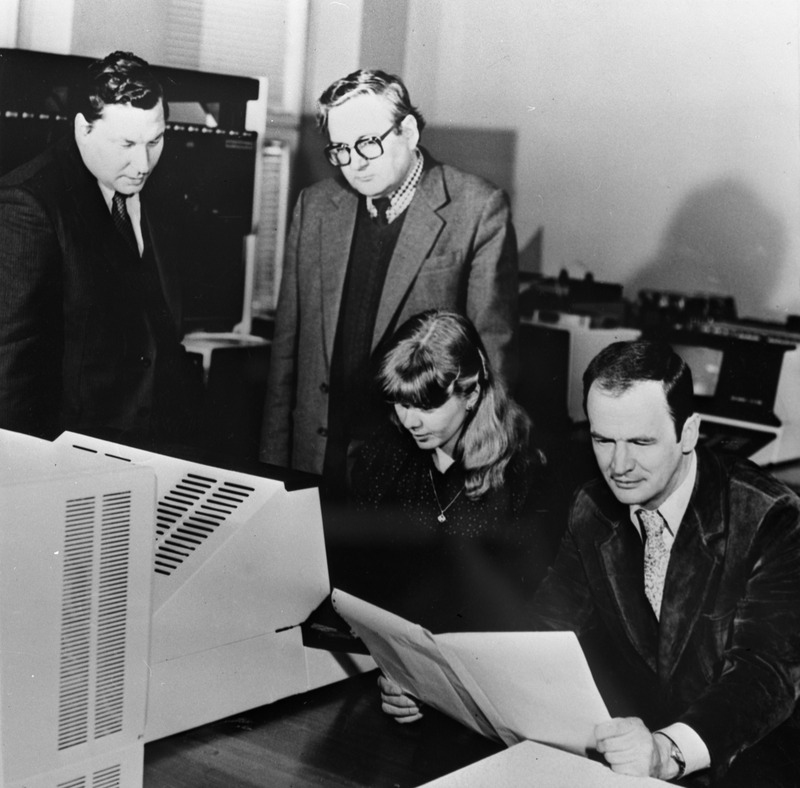 TPI informatsioonitöötlemise kateedris, paremalt kateedri juhataja R. Jürgenson, diplomand R. Alas, dotsent R. Võhandu ja vanemõpetaja A. Vooglaid, 1982.a.