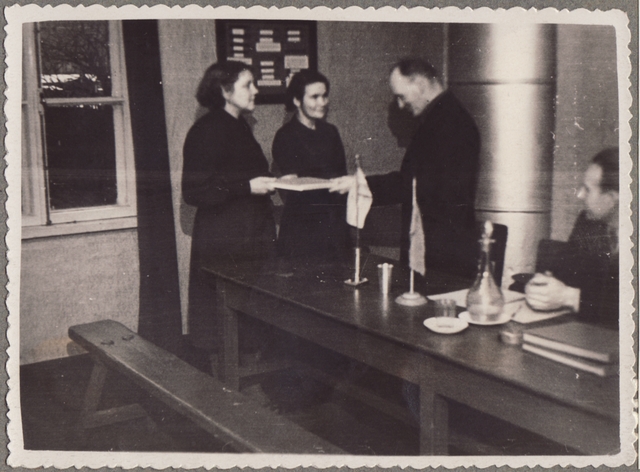 Tallinna Keskrajooni VTÜ II naissalga liikmed Allik ja Tiivet annavad meessalga nõukogu esimehele Heinrich Paulsile üle mälestuseset