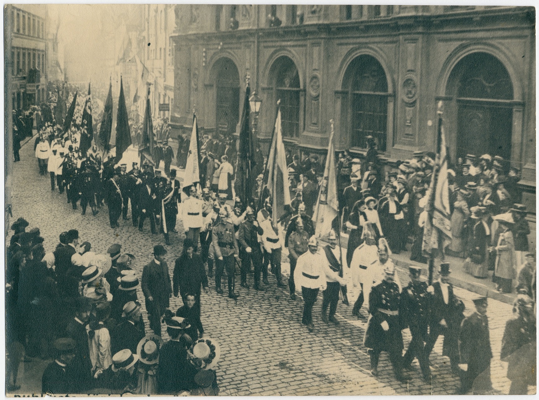 Keiserliku Venemaa Tuletõrje Ühingu viiendast kongressist osavõtjad paraadil Riias, 1910.a.