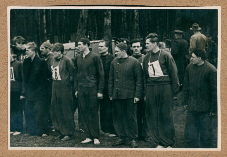 Nõmme tuletõrjekomando tuletõrjujad spordivõistluse rivistusel.