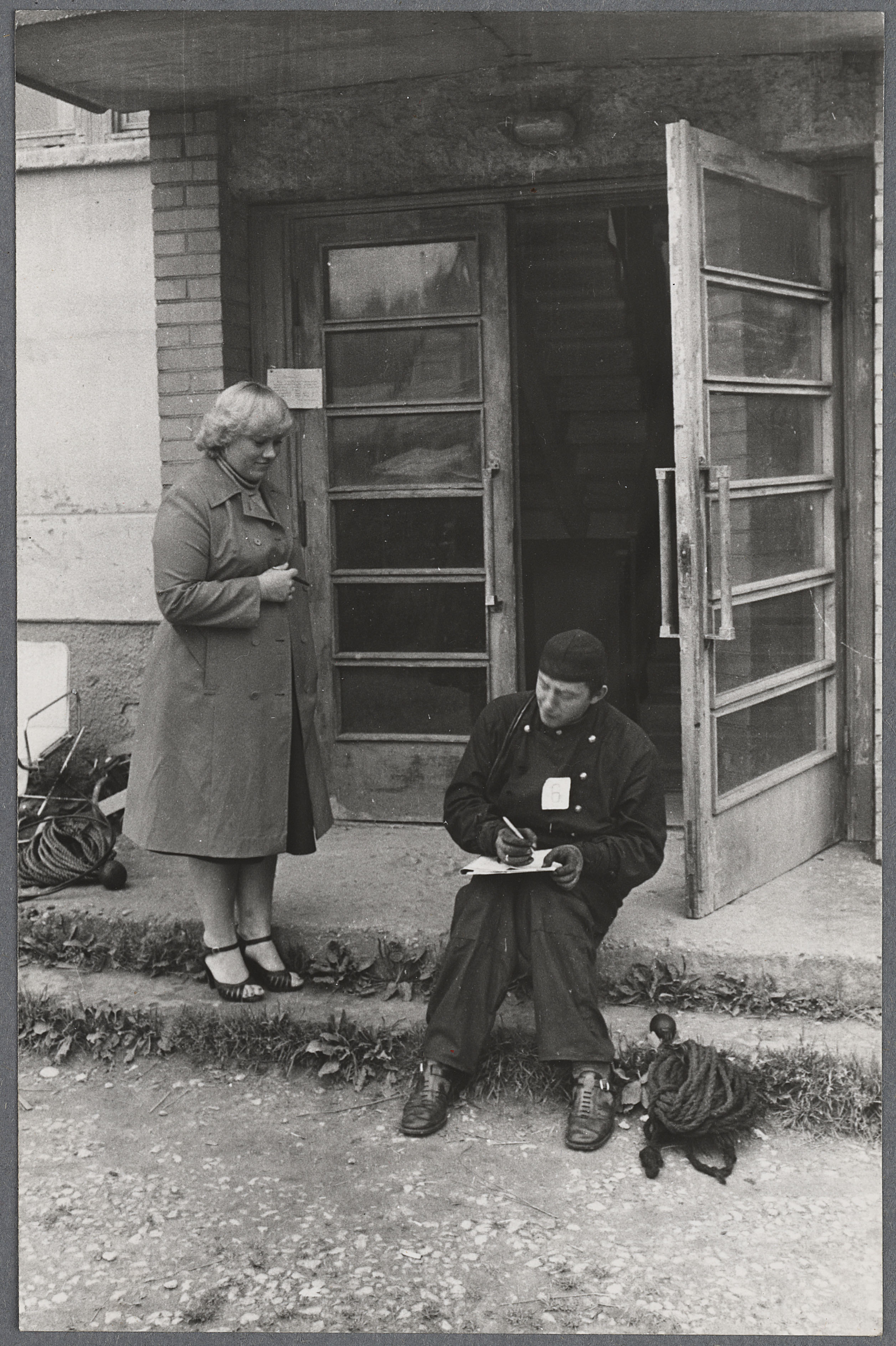 T.Maajärv täidab töökäsku korstnapühkimise kohta, 1981.a.