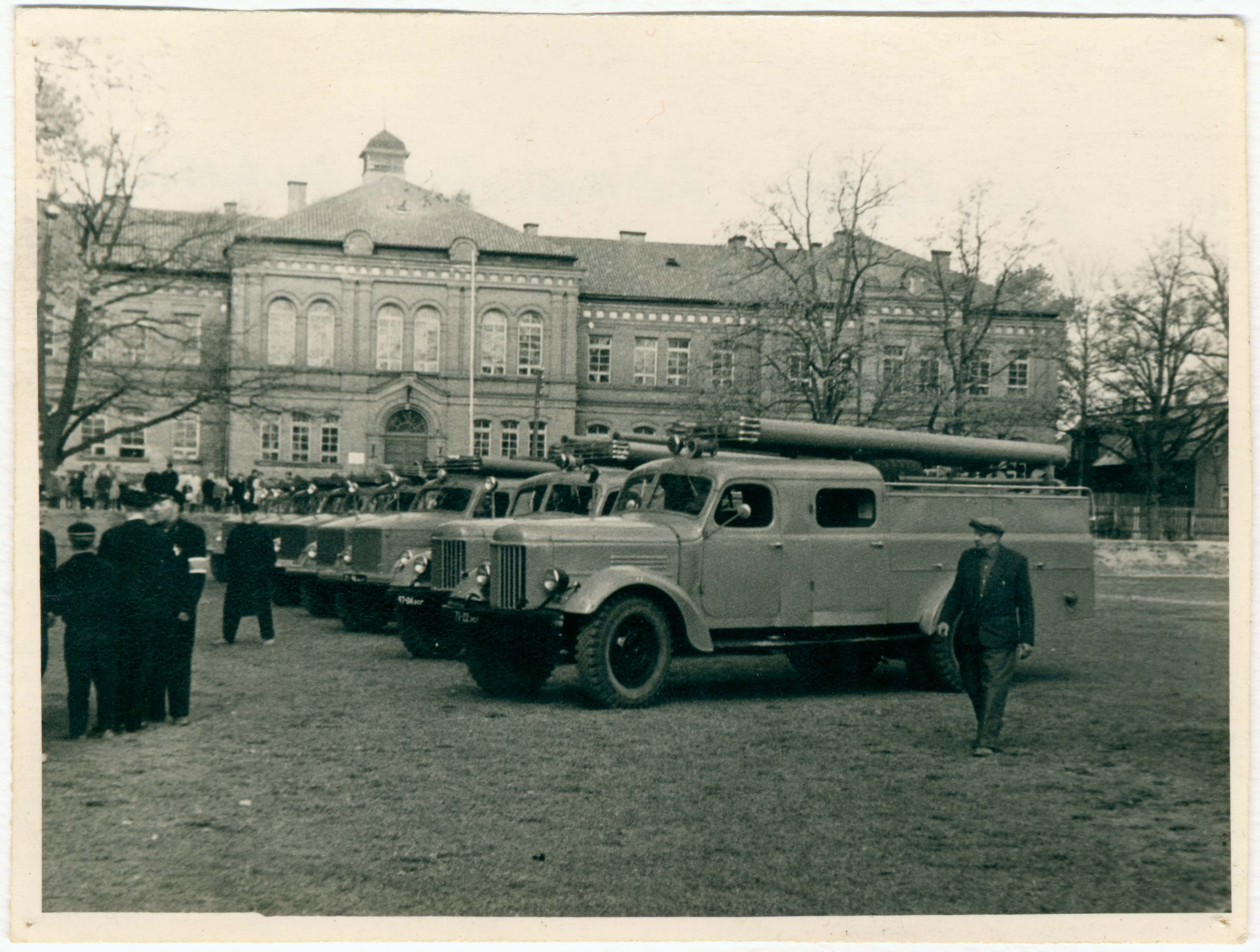 Komandodevahelised võistlused Viljandi kooli pargis, tuletõrjeautode rivi