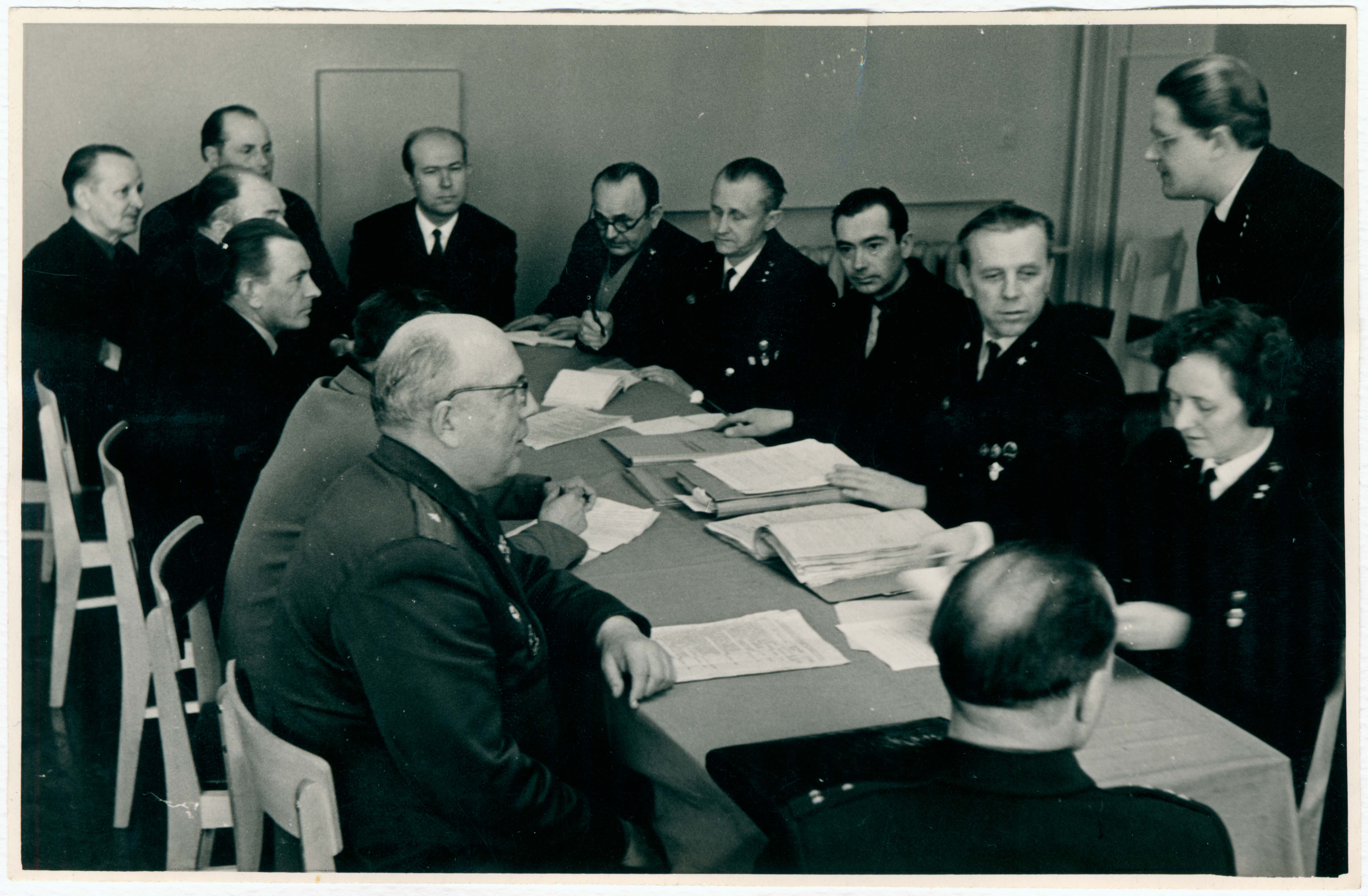 Viljandi TÜ presiidiumi laua ümber