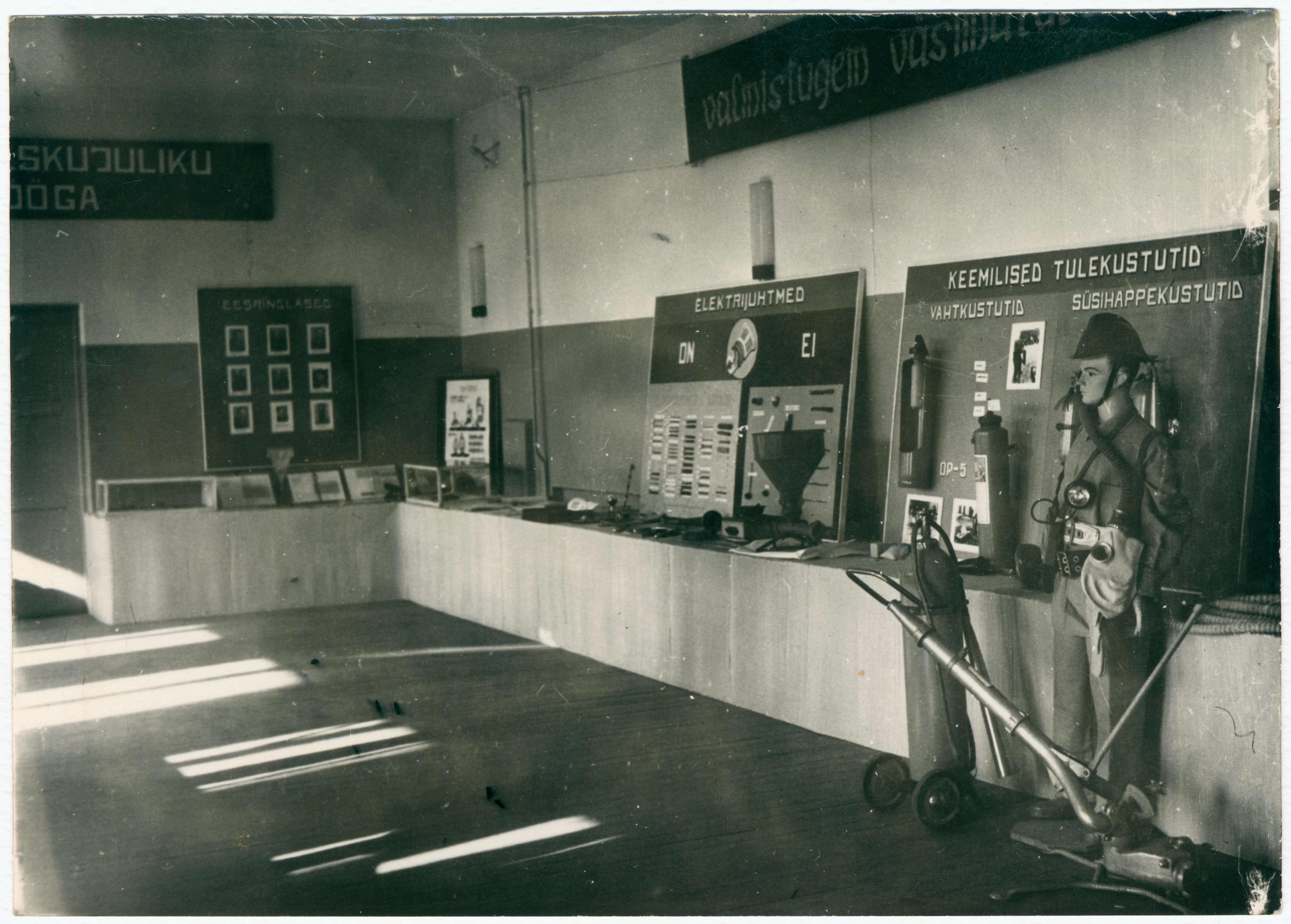 Näituse väljapanek Viljandi TÜ 100 juubeliaastapäeva puhul