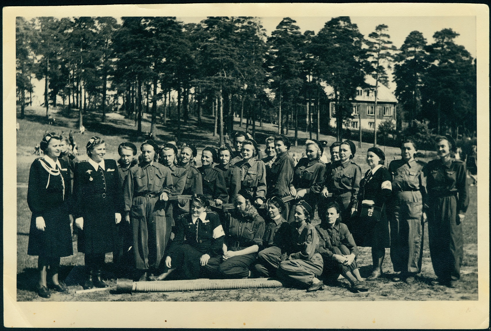 Vormis naistuletõrjujad Nõmme VTÜ-st käsipritsi juures