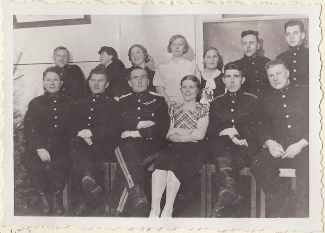 Tallinna Kutselise Tuletõrje II komando liikmed koos naistega nääripeol