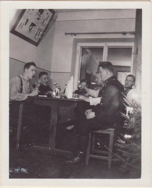 Tallinna Kutselise Tuletõrje II komando liikmed nääriõhtu peolauas