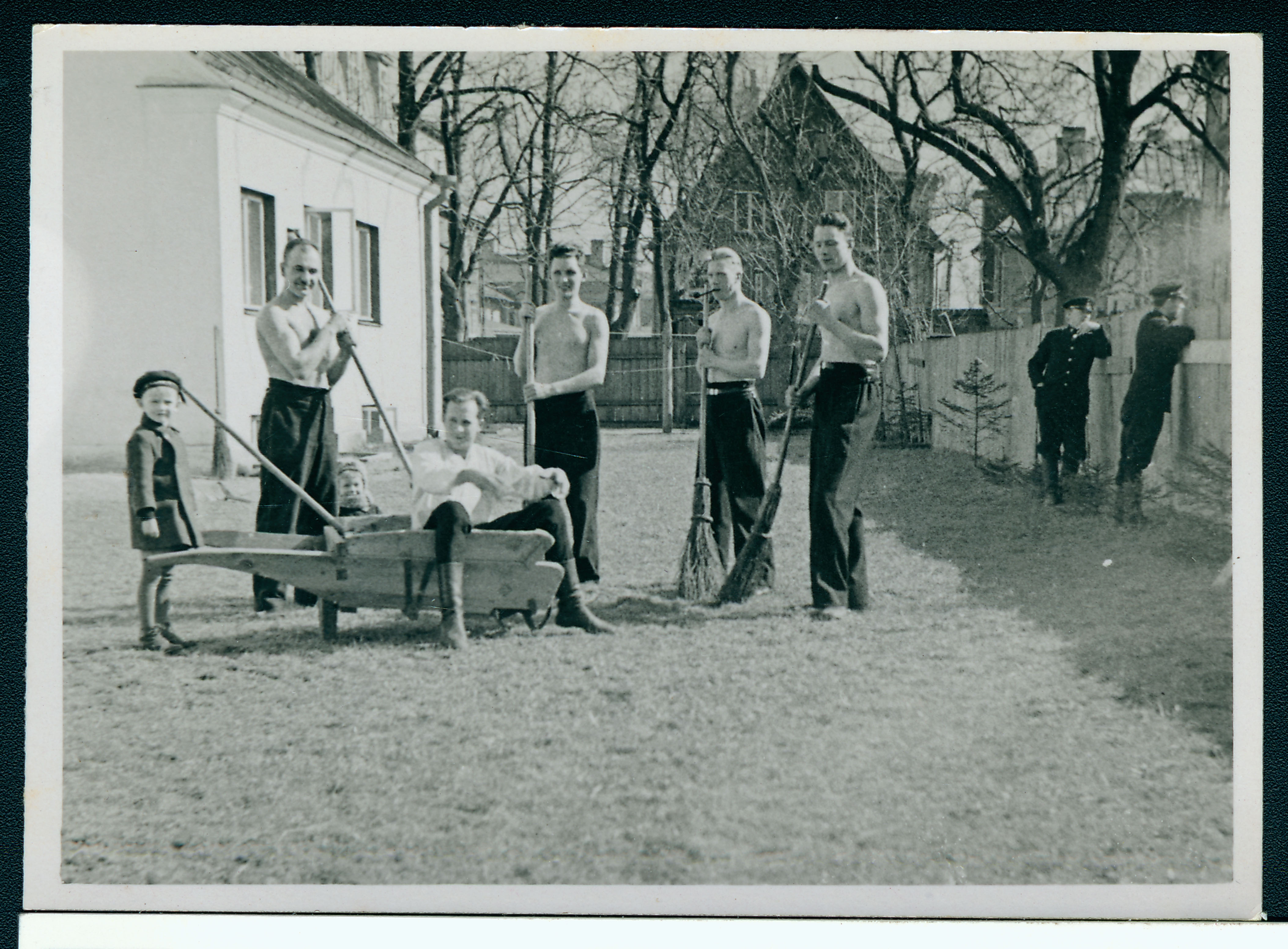 Tallinna Kutselise Tuletõrje II komando liikmed depoo hoovi puhastamas