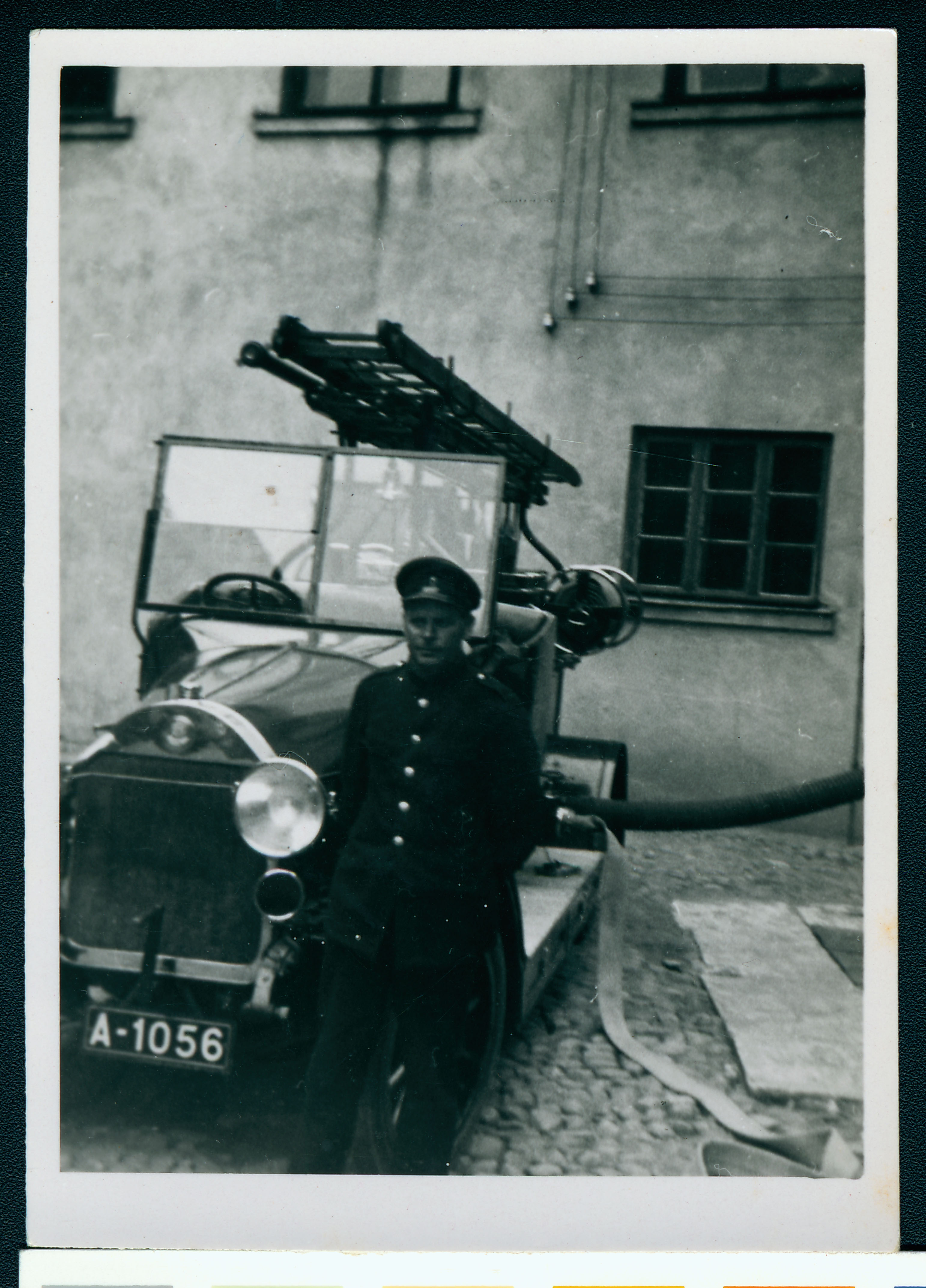 Tuletõrjeauto ees seisev mees.